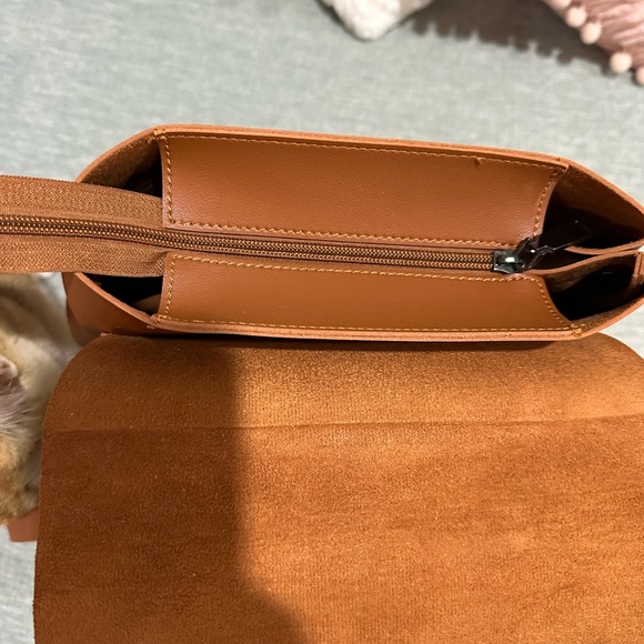 Leather backpack tags still on - Picture 5 of 6